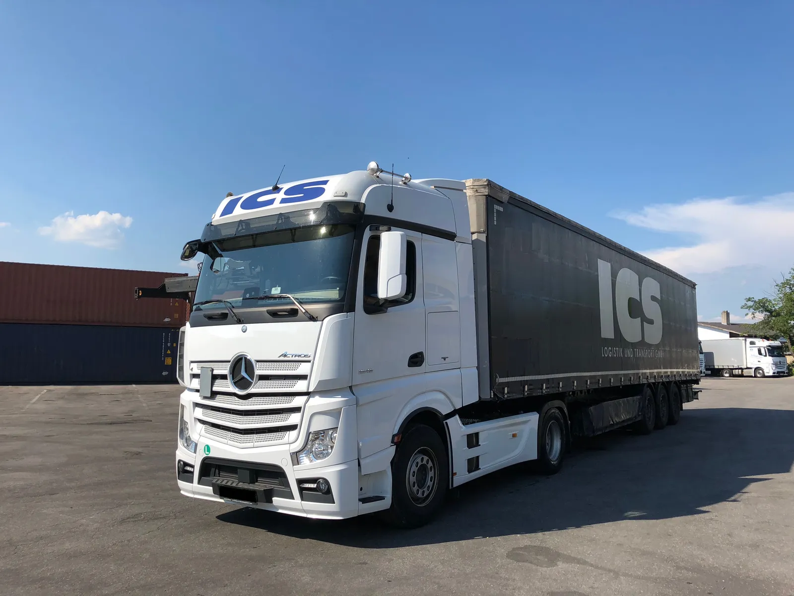 ICS-Sattelzugmaschine (Mercedes-Benz Actros) mit Planenauflieger