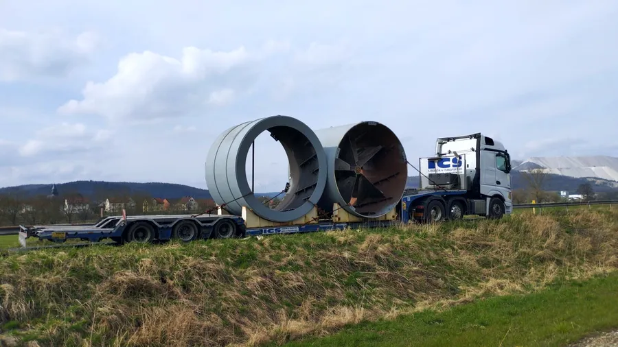 ICS-Sattelzugmaschine mit Tieflader transportiert zwei überbreite Stahlzylinder