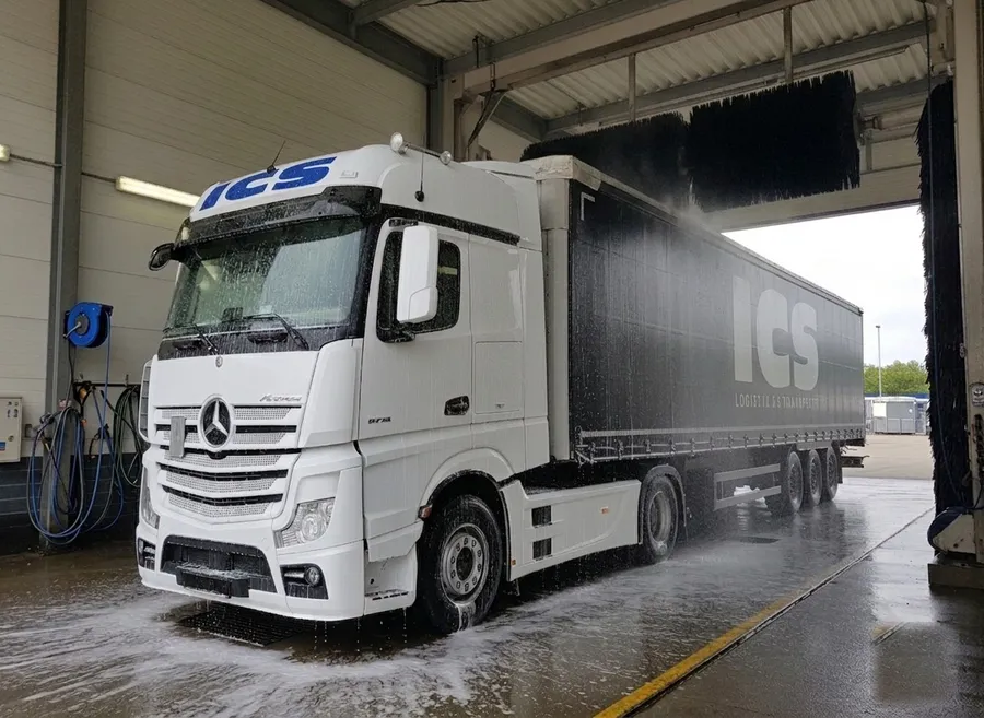 ICS-Sattelzug in der Nutzfahrzeugwaschanlage